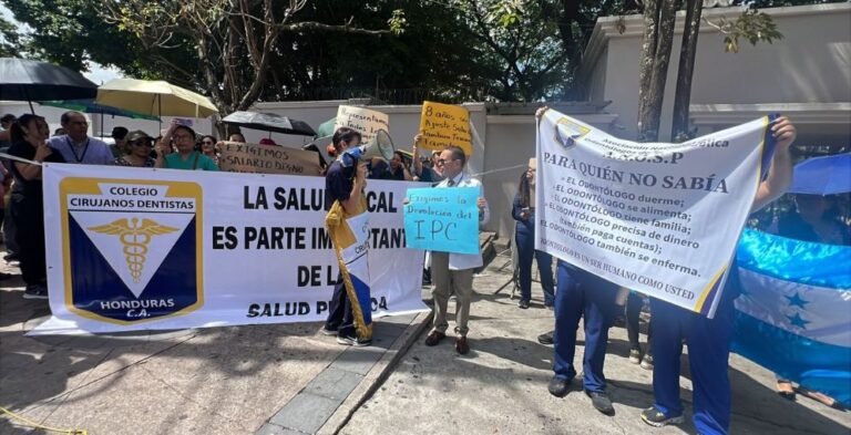 Odontologos protestas frente a CP LaTribuna