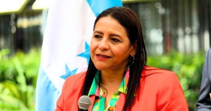 Ministra Suazo Responde a Críticas y Defiende Avances en el Sector Agrícola 1 Productores de papa denuncian por abandono a la ministra de la SAG Laura Elena Suazo Torres