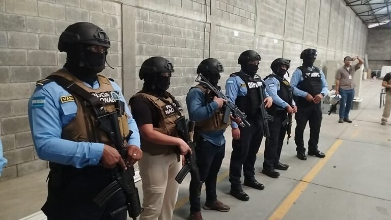 DIPAMPCO capacita a personal de la ENEE para prevenir extorsiones en zonas de alto riesgo 17 WhatsApp Image 2025 06 02 at 09.28.38