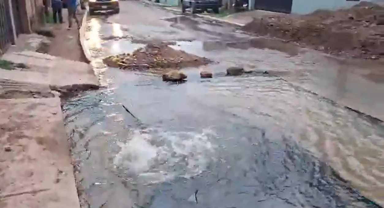 Agua corre sin control en La Joya mientras obras viales siguen estancadas 1 agua potable.jpg