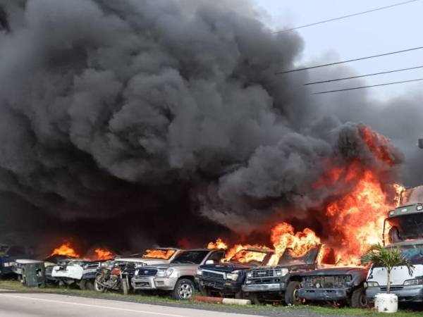 Voraz incendio arrasa yonker en la Carretera al Sur de Santa Ana 1 audios 10 11089239 20250617074351 1