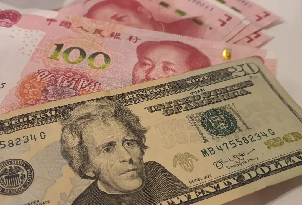 Comercio entre China y EE.UU. se desploma un 30 % en mayo por tensiones comerciales 1 dolares y yuanes 1 e1749474953904