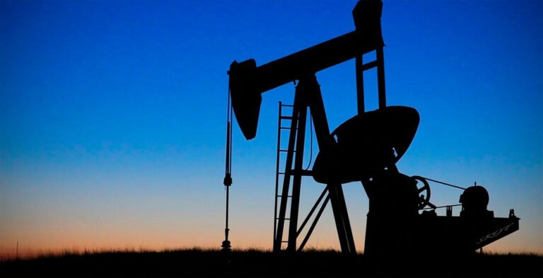 el petroleo retrocede en visperas de la investidura de trump 1
