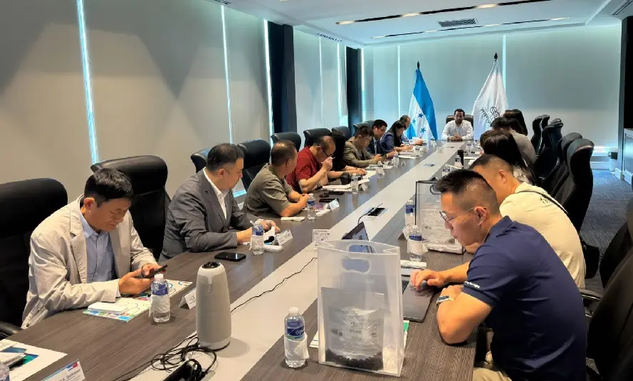 Delegación china evalúa a Honduras como destino para inversión textil 1 empresarios chinos SPS.jpg
