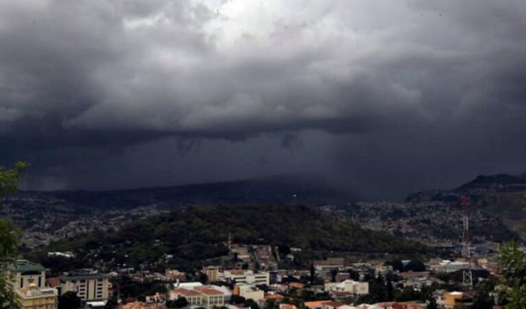 Onda tropical provocará intensas lluvias y tormentas eléctricas este sábado en Honduras 15 lluvias honduras