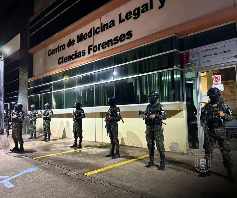 PMOP refuerza Medicina Forense por amenazas tras muerte de presuntos criminales en El Lolo 1 policia militar morgue.jpg