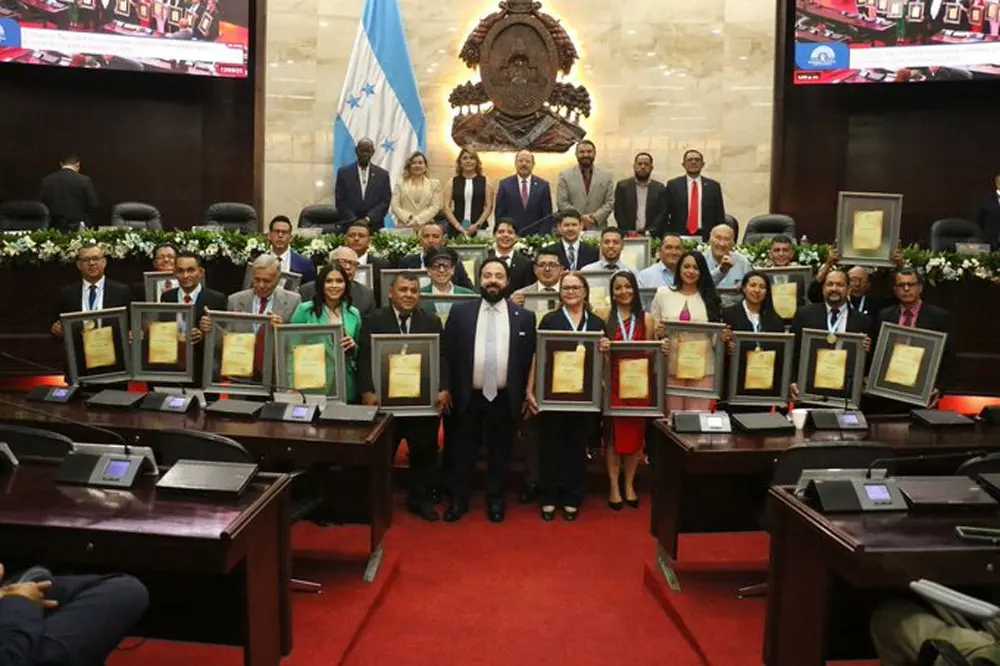 Premian a periodistas destacados en ceremonia del Congreso Nacional 1 premios periodisticos CN.jpg