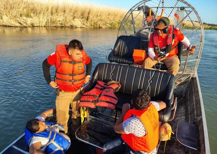 Rescatan a hondureña embarazada y su familia del Río Bravo mientras intentaban cruzar a Estados Unidos 1 rescate
