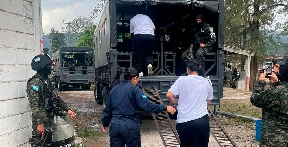 Refuerzan control penitenciario con traslado masivo de reclusas de la 18 a El Pozo 1 traslados 1 MUJERES.jpg