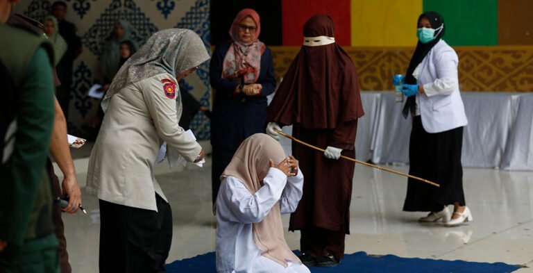 una mujer recibe 100 latigazos en publico en indonesia por adulterio