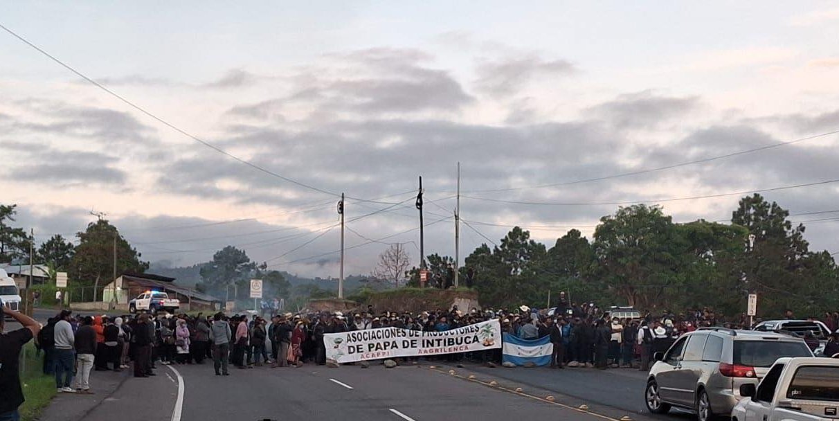 Agricultores de Intibucá bloquean carretera en Siguatepeque por crisis en precio de la papa 1 518373882 122140141508702154 2502496056039503864 n