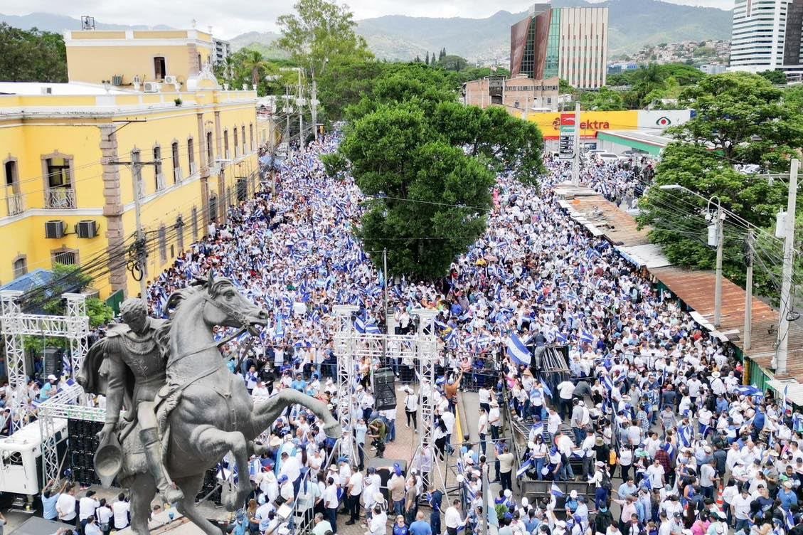 Miles marcharon por Honduras y advierten al Gobierno que el voto se respeta 4 524632918 1270178471171093 6382429500785124792 n