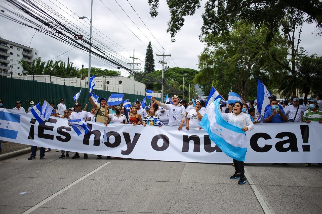 Miles marcharon por Honduras y advierten al Gobierno que el voto se respeta 2 524851620 1270178604504413 8870235752867209418 n