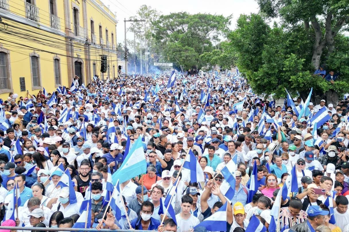 Miles marcharon por Honduras y advierten al Gobierno que el voto se respeta 1 525042296 1270178547837752 2937679686937976563 n