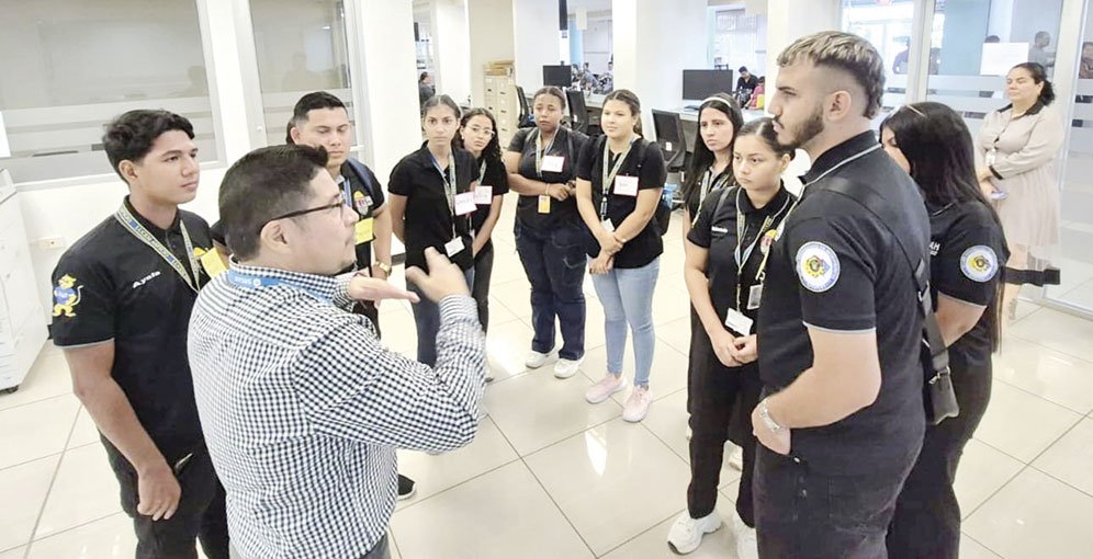 Estudiantes de microfinanzas del ITS Tela refuerzan conocimientos con visita académica al SAR 1 Alumnos de Tela 1 copia