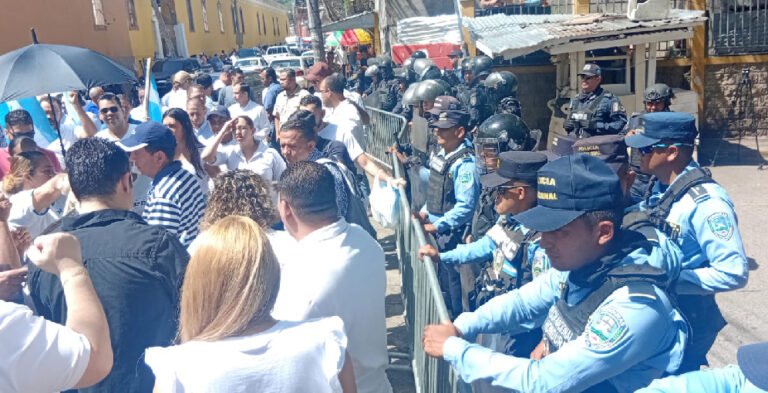 Ambiente a inmediaciones del CNE en Tegucigalpa La Tribuna