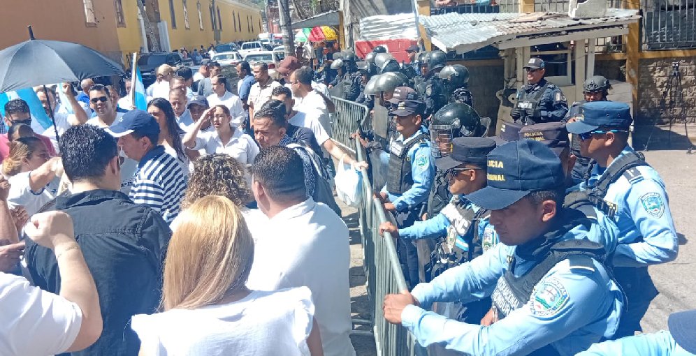 Simpatizantes del Partido Nacional respaldan a consejeras del CNE durante proceso de licitación del sistema biométrico 1 Ambiente a inmediaciones del CNE en Tegucigalpa La Tribuna