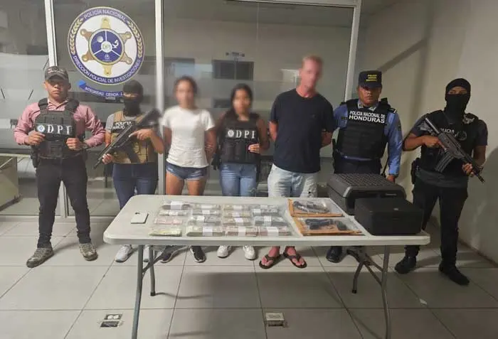 Capturan a canadiense y hondureña con dólares, drogas y armas en Bonitillo, La Ceiba 1 CAPTURADOS.jpg 1