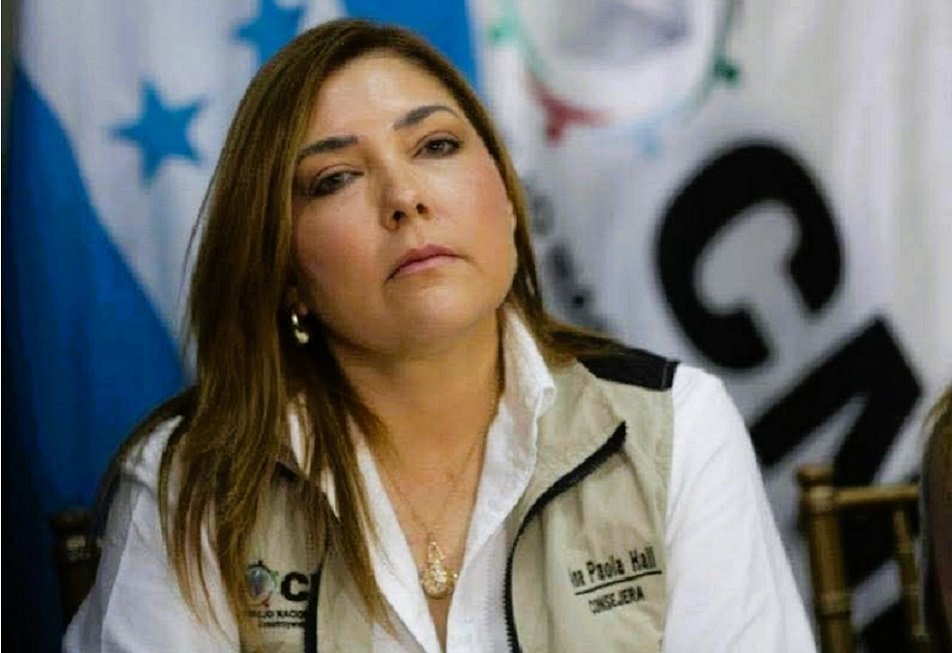 Ana Paola Hall formaliza renuncia ante el Congreso Nacional 1 CNE Ana Paola Hall 1