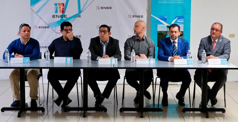 Rebaja del 10% en tarifa energética es técnica y no política, afirman expertos 13 COMISION REGULADORA