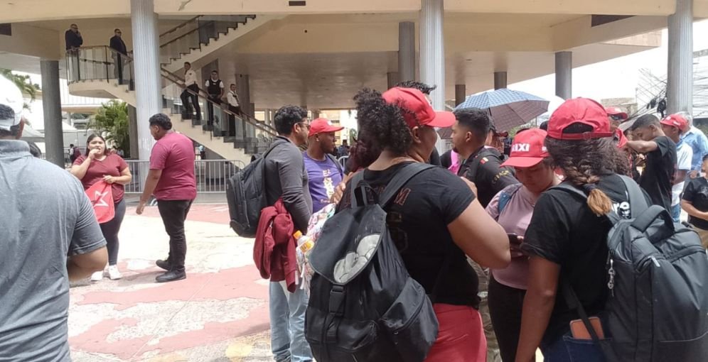 Colectivos de Libre presionan en el Congreso previo a comparecencia del CNE 1 Colectivos de Libre se concentran en el Congreso previo a comparecencia del CNE