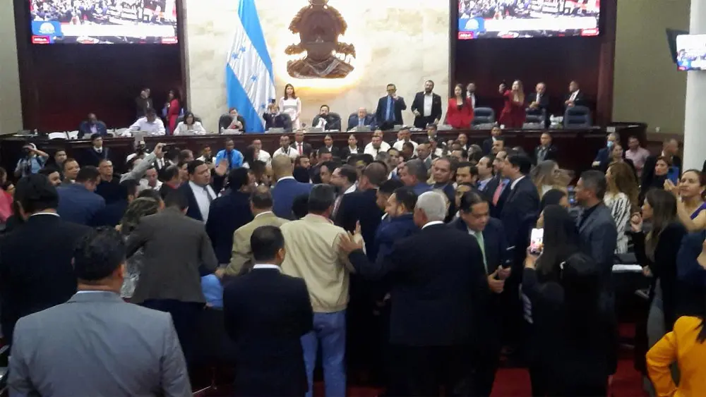 Colectivos y diputados de Libre protagonizaron actos de violencia contra consejeras del CNE en el Congreso 1 Congreso Nacional 080725f.jpg