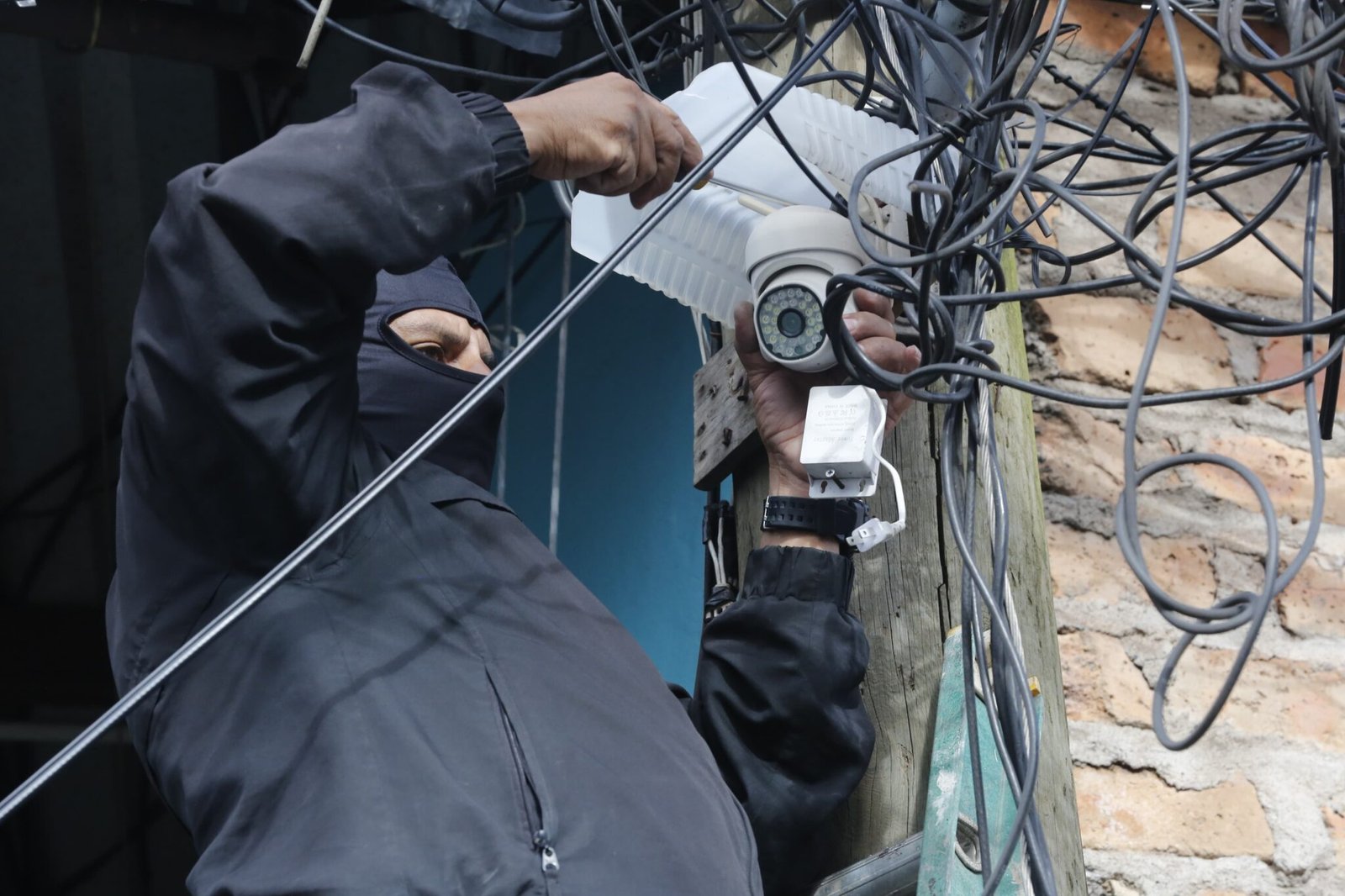 DIPAMPCO desactiva red de cámaras instaladas por criminales en barrios de Comayagüela 2 Desmantelan red de camaras de vigilancia instaladas por grupos criminales 1 2048x1365 1
