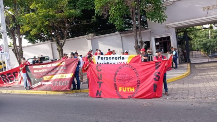 Sindicatos protestan frente a Casa Presidencial por despidos e irrespeto a fueros laborales 1 FUTH 696x392 1