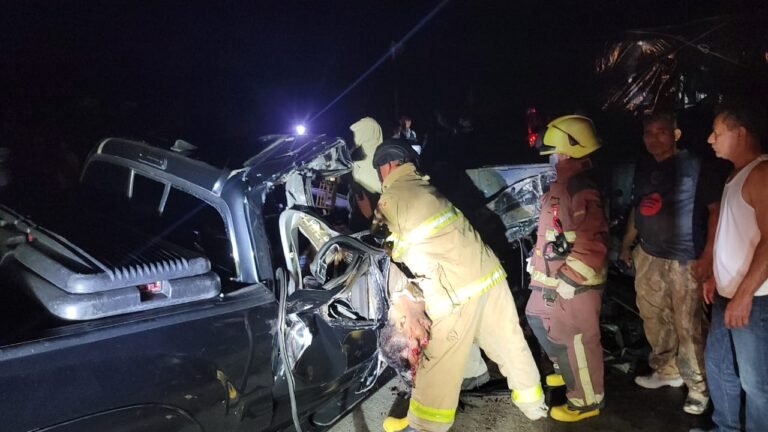 Fallecen tres personas en choque con rastra estacionada 2