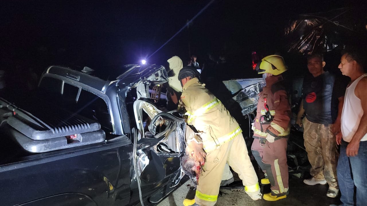 Tres personas pierden la vida en trágico accidente en la cuesta La Vaca 1 Fallecen tres personas en choque con rastra estacionada 2