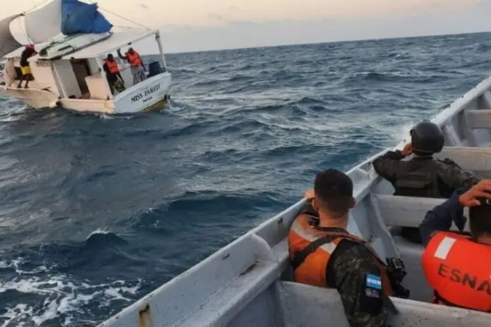 Desaparece embarcación con 18 personas en el Caribe hondureño 1 Fuerza Naval Honduras RCV 750x500 1
