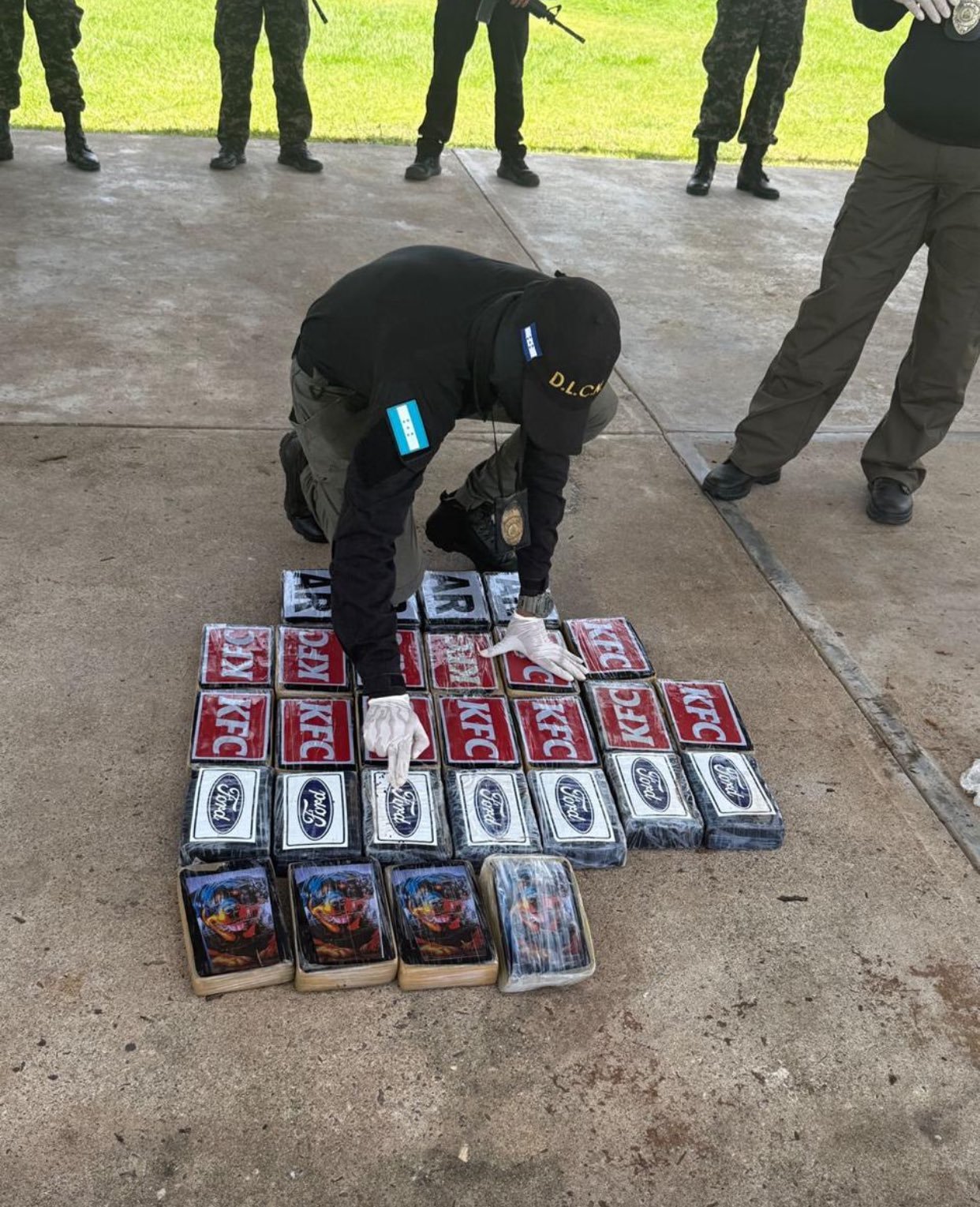 Incautan 52 kilos de cocaína flotando en aguas de La Mosquitia 2 Gv6tn NWsAADXYv