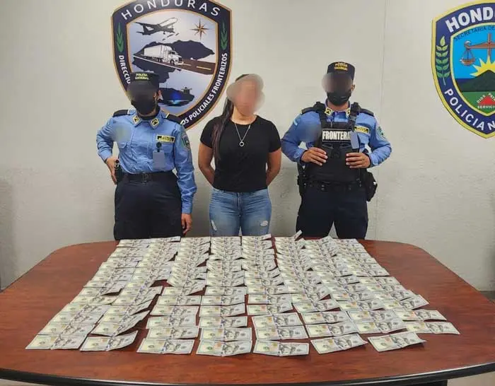 Mujer es detenida en Palmerola por transportar más de 12 mil dólares sin declarar 1 MUJER CAPTURADA 1.jpg