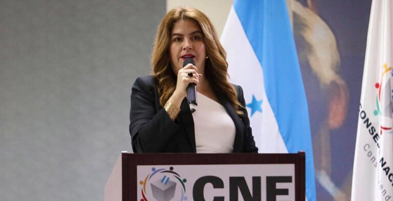 Presidenta del CNE 1