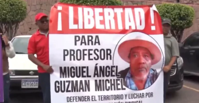Docentes hondureños se plantan ante embajada de México para exigir liberación de profesor acusado de terrorismo 1 Protesta frente embajada MX