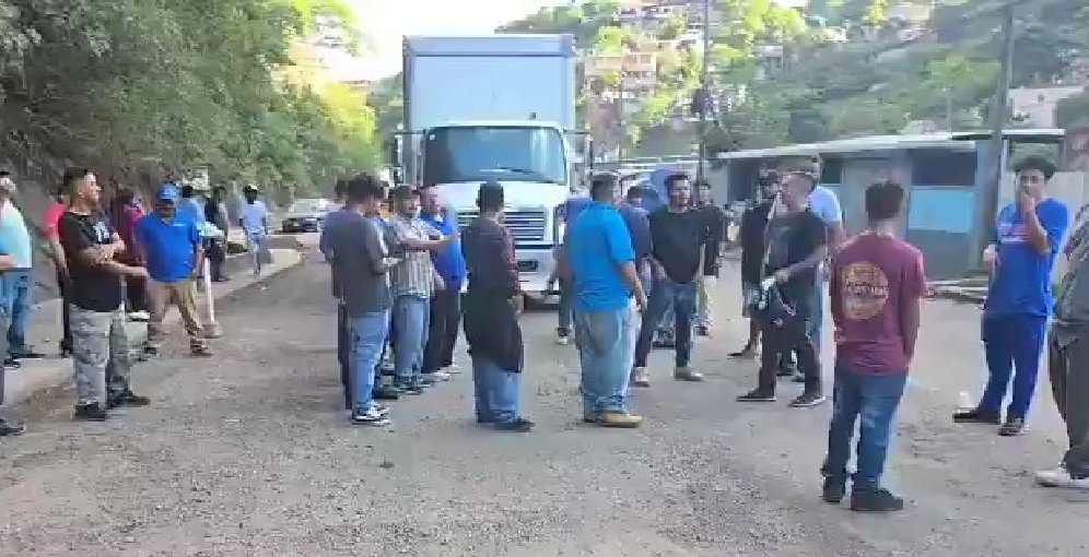 Transportistas bloquean vía hacia Danlí por retrasos en obras 1 Transportistas bloquean carretera hacia Danli La Tribuna