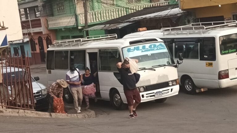 Transportistas de la Ulloa cumplen cuarto día en paro por ataques y extorsión 9 WhatsApp Image 2022 08 03 at 5.53.20 AM