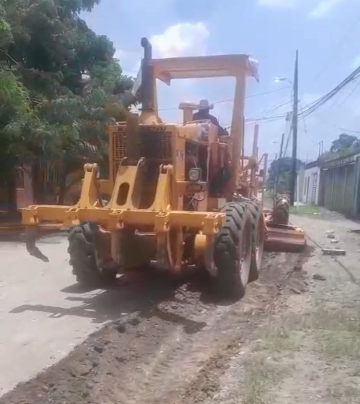 “Papi a la orden” y Junior Burbara trabajan juntos en reparación de calles en San Pedro Sula 4 WhatsApp Image 2025 07 24 at 3.51.27 PM 1