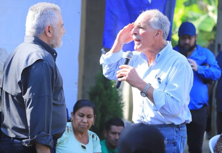 “Papi a la orden” y Junior Burbara trabajan juntos en reparación de calles en San Pedro Sula 4 WhatsApp Image 2025 07 24 at 3.58.05 PM