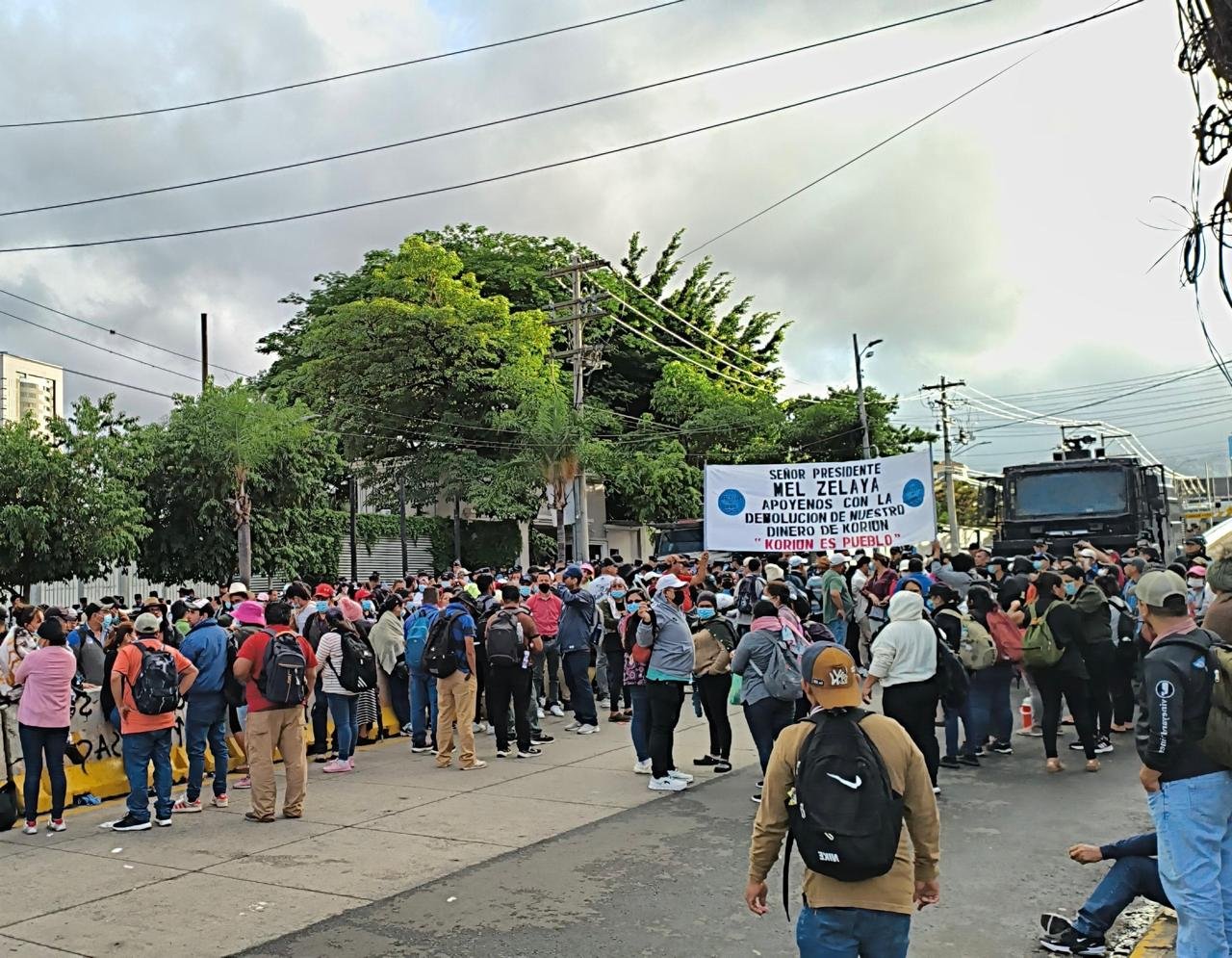 Inversionistas de Koriun mantienen protesta frente a Casa Presidencial por falta de devolución de ahorros 1 WhatsApp Image 2025 07 31 at 9.01.40 AM