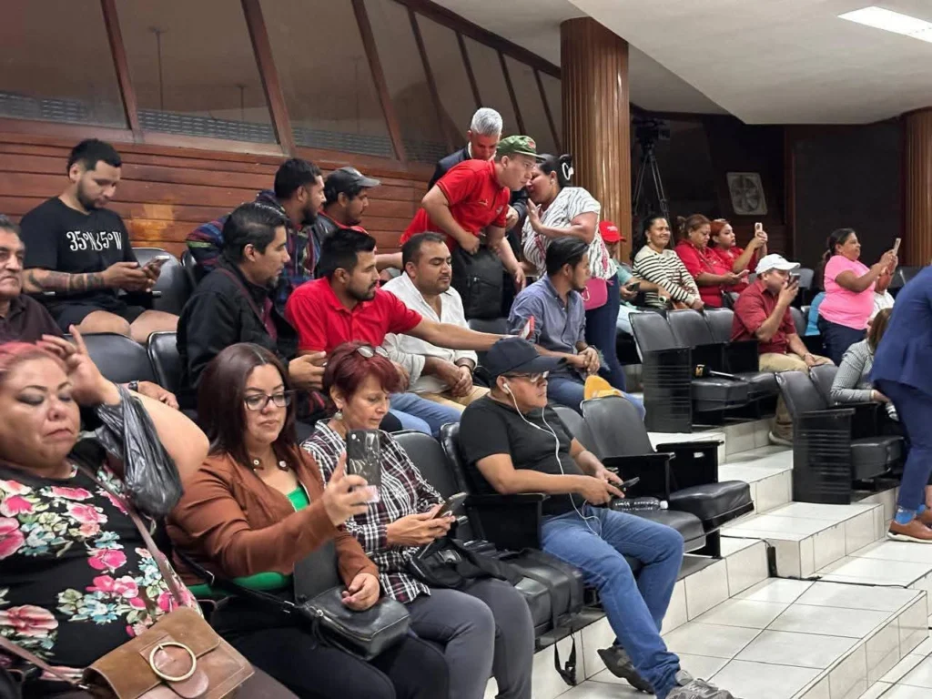 Funcionario de gobierno respalda violencia de colectivos de Libre en el Congreso 1 colectivos Libre CN