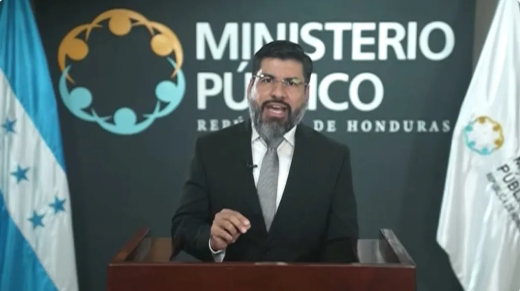 Fiscal evita hablar del narcovideo y promete resultados “cuando termine la investigación” 1 fiscal johel zelaya 1024x572 1