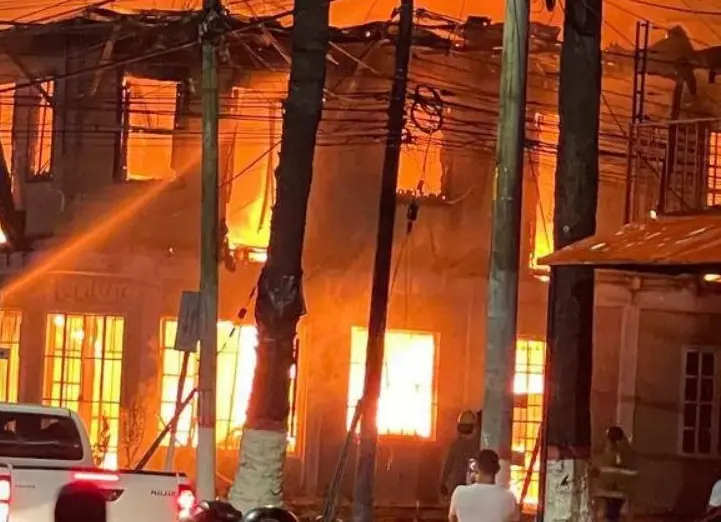 Fuego consume histórica cafetería y daña llantera en San Isidro, La Ceiba 1 incendio la ceiba.jpg