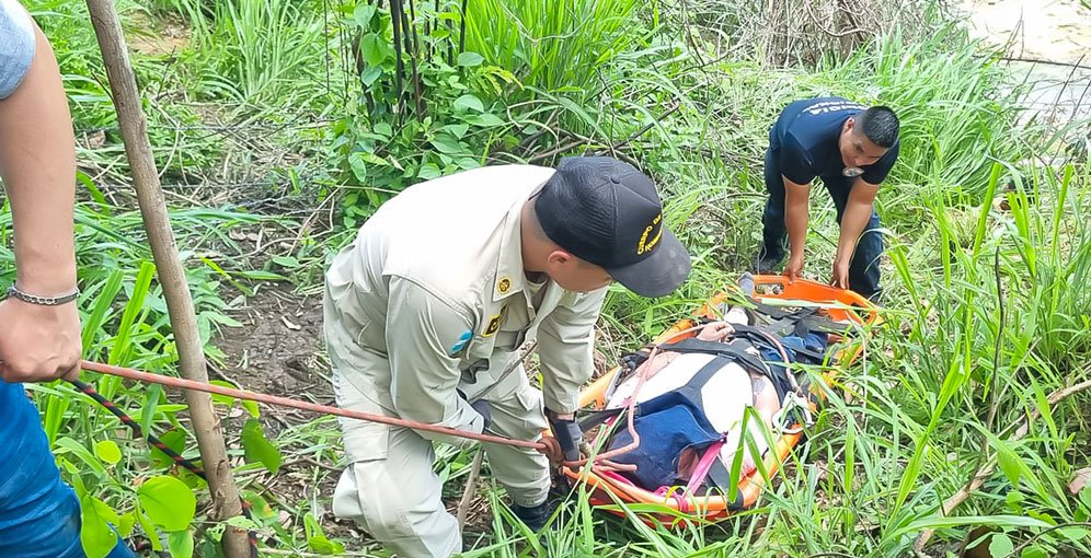 Joven sobrevive tras caer 10 metros en el río Cañas 1 joven sobrevive tras caer 10 de unos metros sobre el rio canas 1