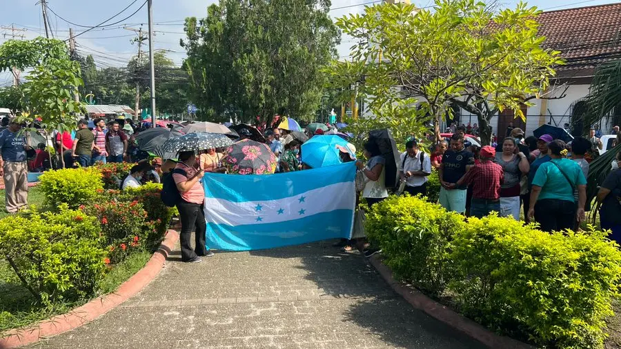 Socios de Koriun exigen devolución de sus ahorros y advierten con protestas en Tegucigalpa 1 koriun socios.jpeg