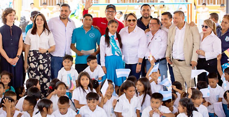 mas de 400 menores estrenan escuela gracias a la presidenta castro 1