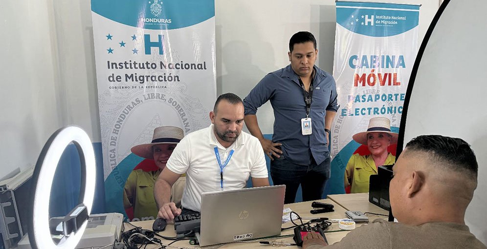 Instalan cabina móvil para emisión de pasaportes en Tela, Atlántida 1 migracion instala cabina movil de pasaportes en tela