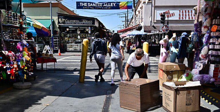 Redadas migratorias de Trump paralizan comercio latino en Los Ángeles 11 peor que la pandemia redadas migratorias paralizan el comercio en los angeles