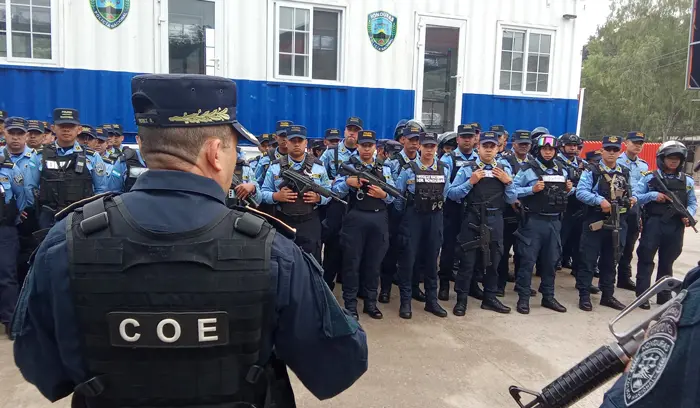 Refuerzan seguridad en la salida al oriente tras brutal masacre 1 policia vilalneuva.jpg
