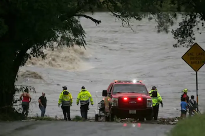 Texas en emergencia por crecida del río Guadalupe: al menos 25 muertos y 23 niñas desaparecidas 1
